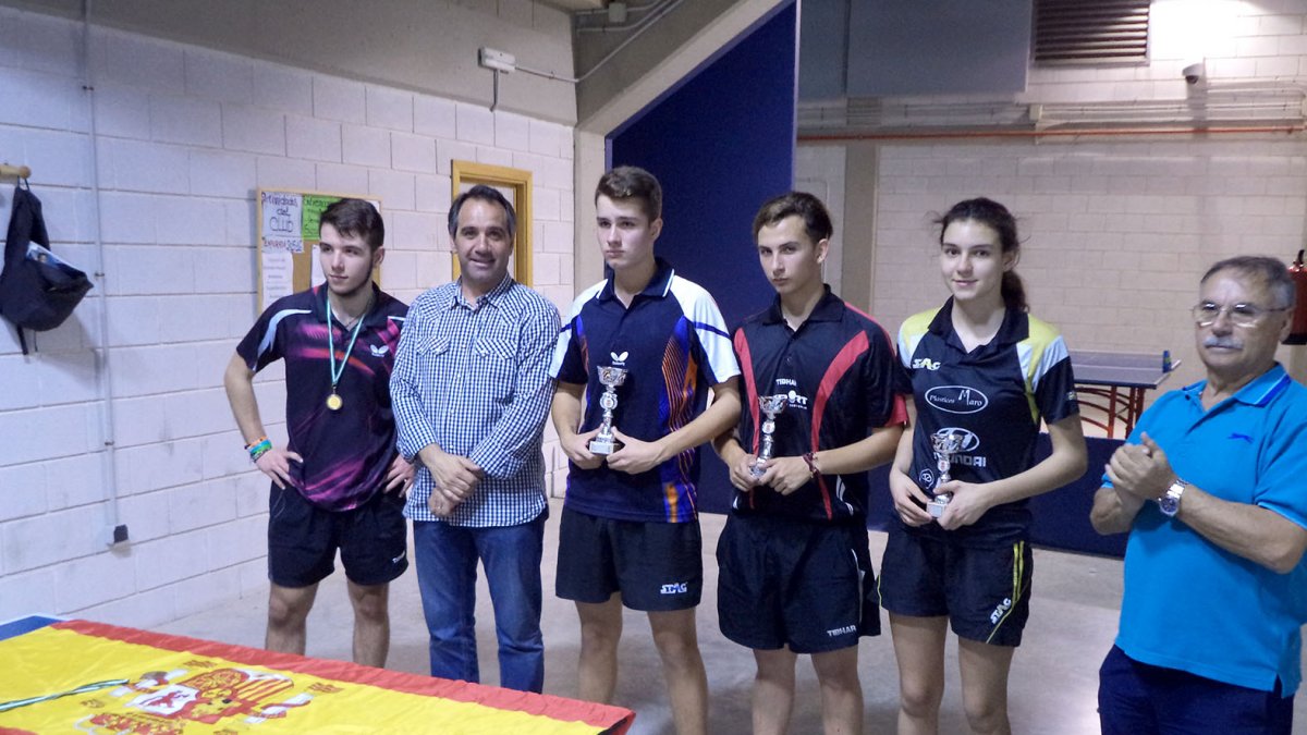 Juanjo Alonso con los deportistas.