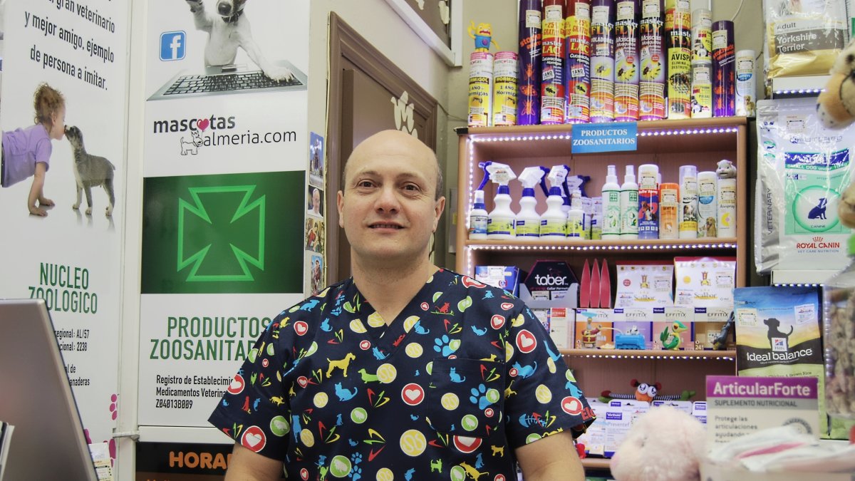 Diego Martín,  gerente de Mascotas, un gran bazar donde los dueños de los perros pueden encontrar de todo.