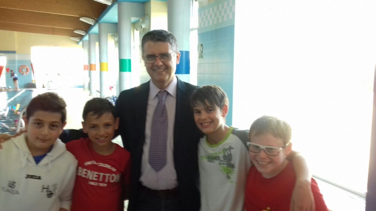 El presidente con nadadores ejidenses.