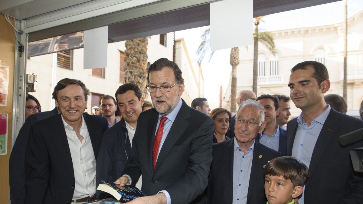 Rajoy, en la visita a la Feria del Libro de Almería.