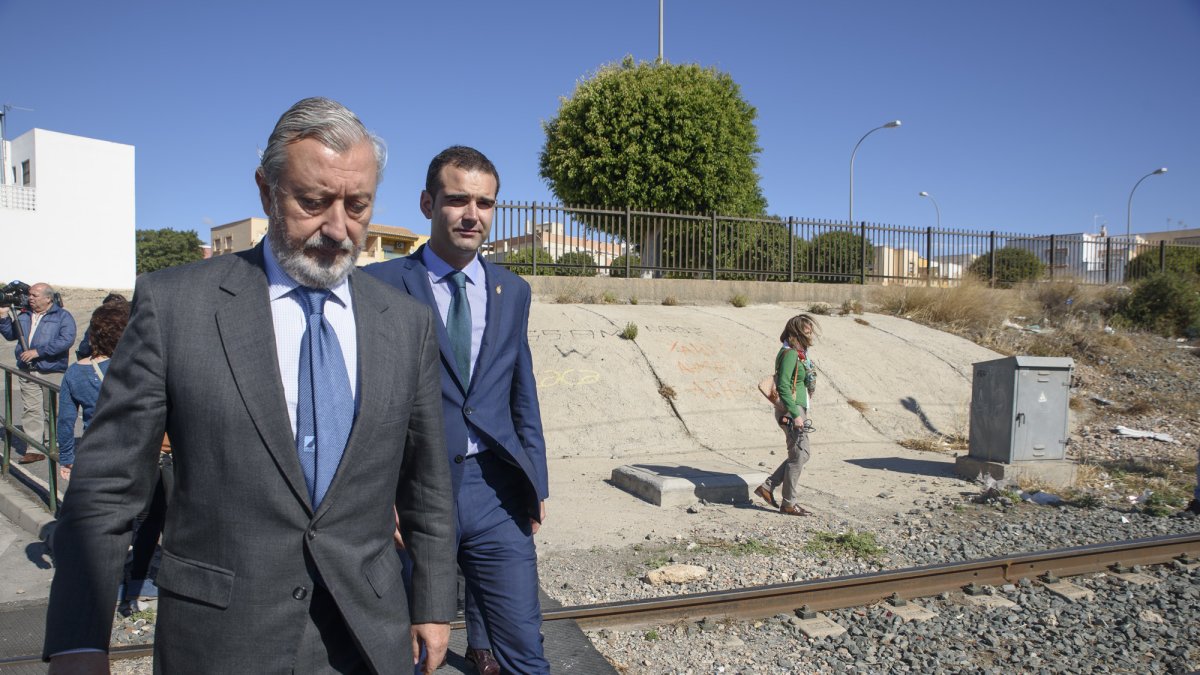 Visita al paso a nivel de El Puche