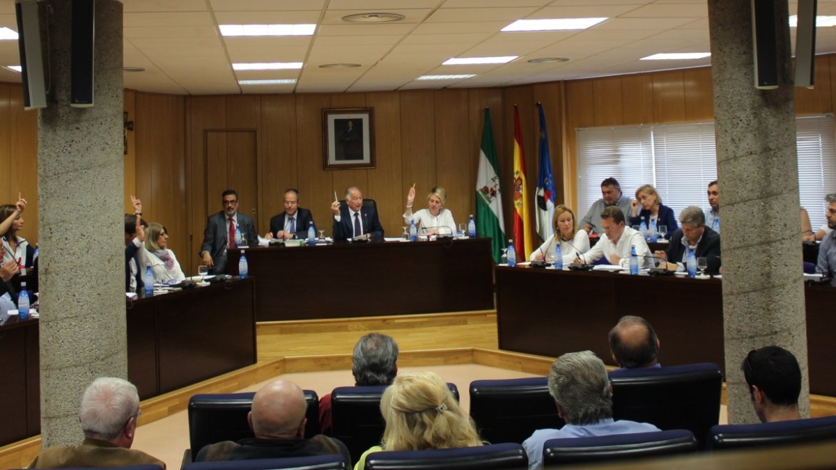 Momento del Pleno de Roquetas en el que los concejales del PP votan en solitario a favor de la modificación presupuestaria.