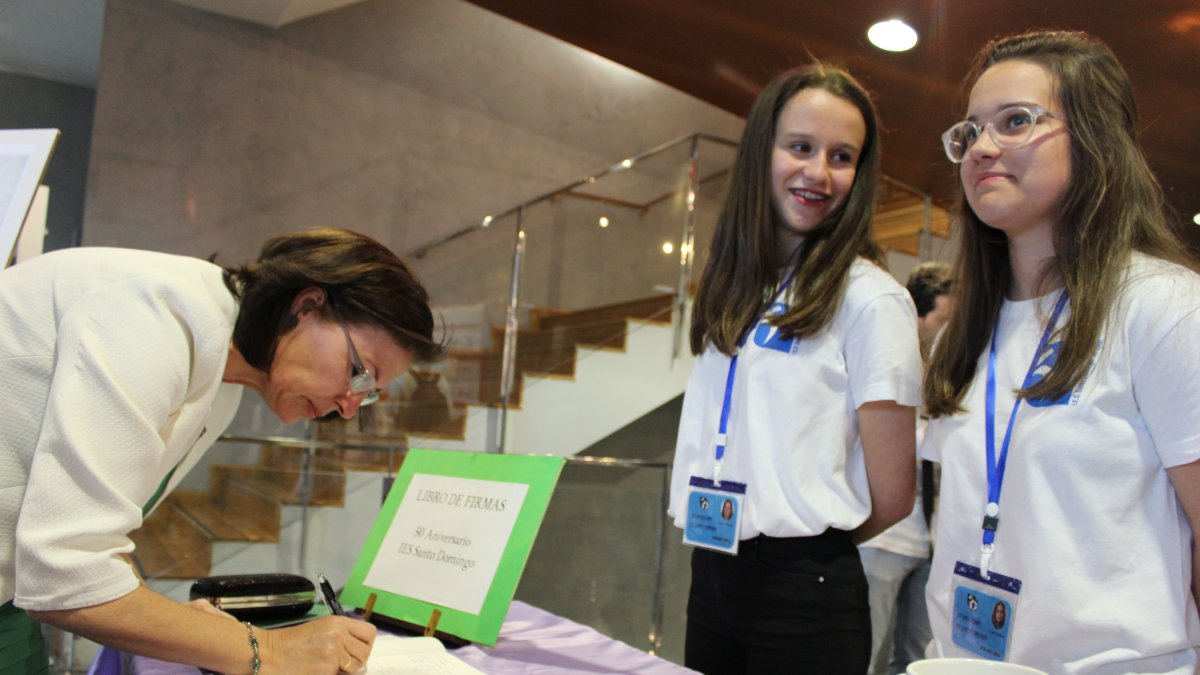 Gracia Fernández, delegada del Gobierno de la Junta en Almería, firma en el Libro de Honor del IES Santo Domingo. Fernández estudió en el centro entr