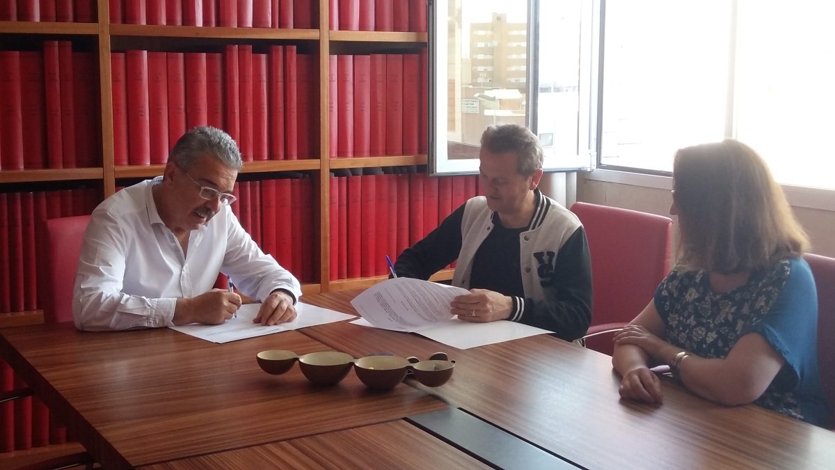 La firma del acuerdo se ha producido esta mañana en la sede de LA VOZ.