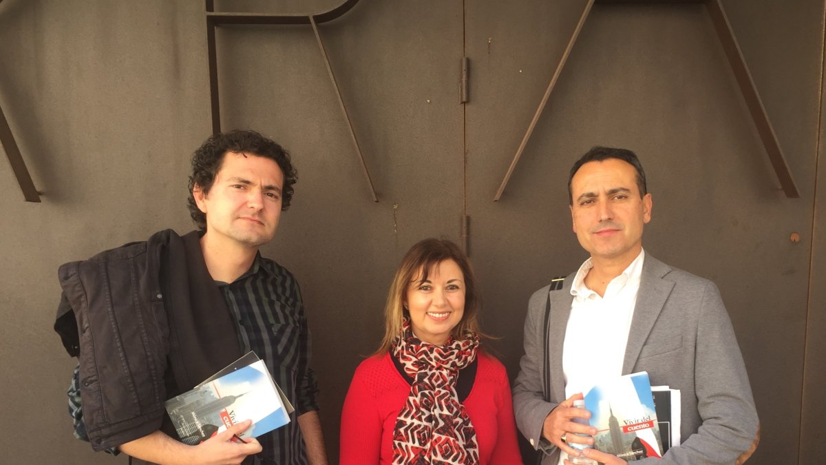 Los escritores Emilio Picón, Mónica Sánchez y Fernando Martínez, en el Museo de la Guitarra.
