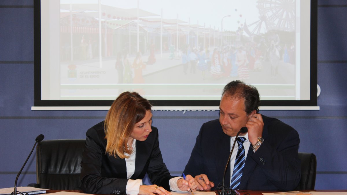 Julia Ibáñez, concejala de Cultura, charla con el portavoz municipal, José Francisco Rivera, en la presentación de las novedades de la Feria de San I