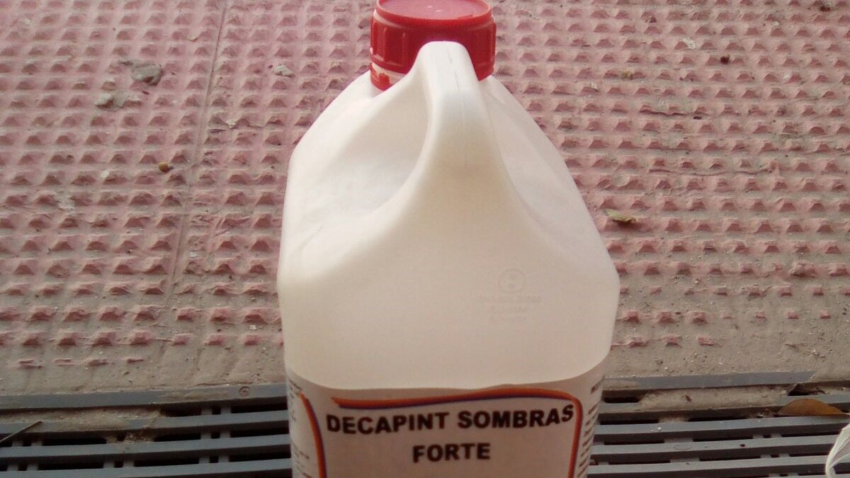 Bote de ácido utilizado en la limpieza de las pintadas