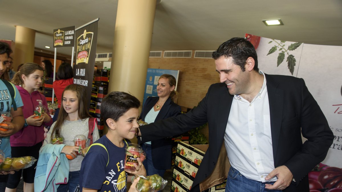 El concejal Juanjo Alonso en la jornada de fomento de frutas y verduras.