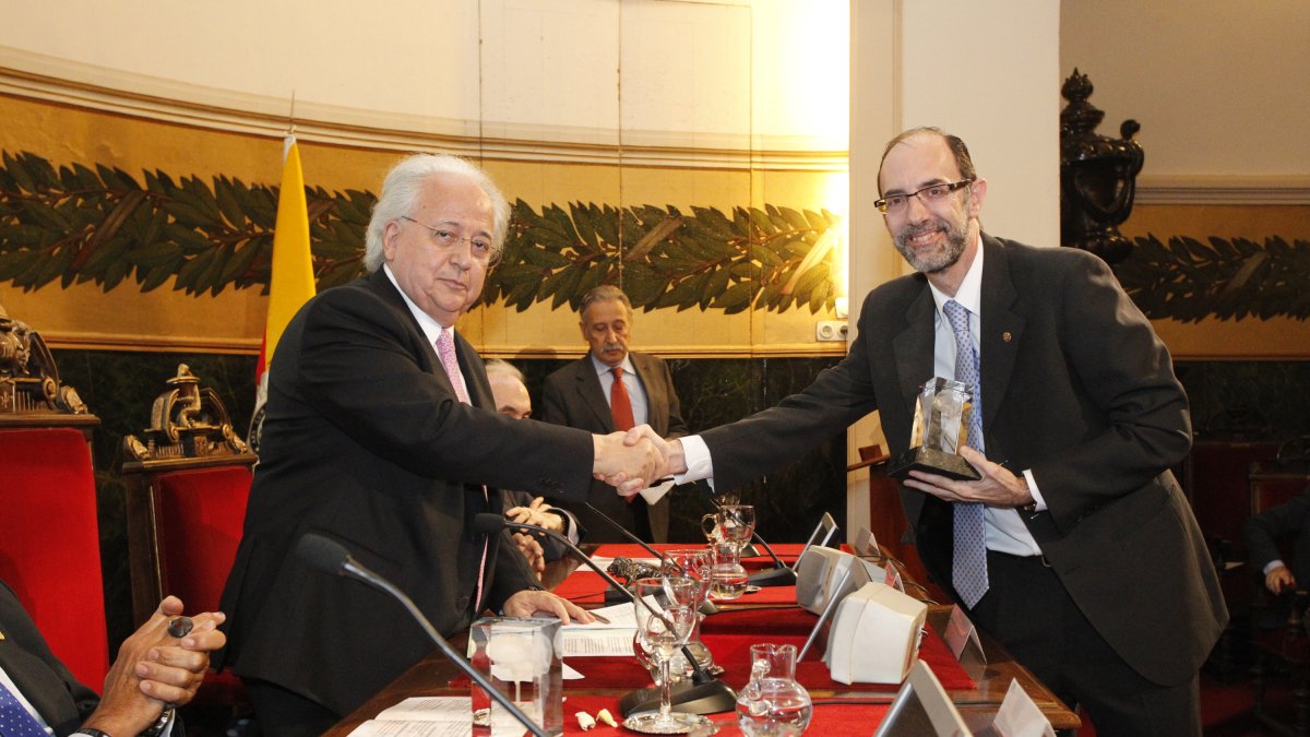 El neurólogo Pedro Serrano recibe el galardón de manos del presidente de la SEN.