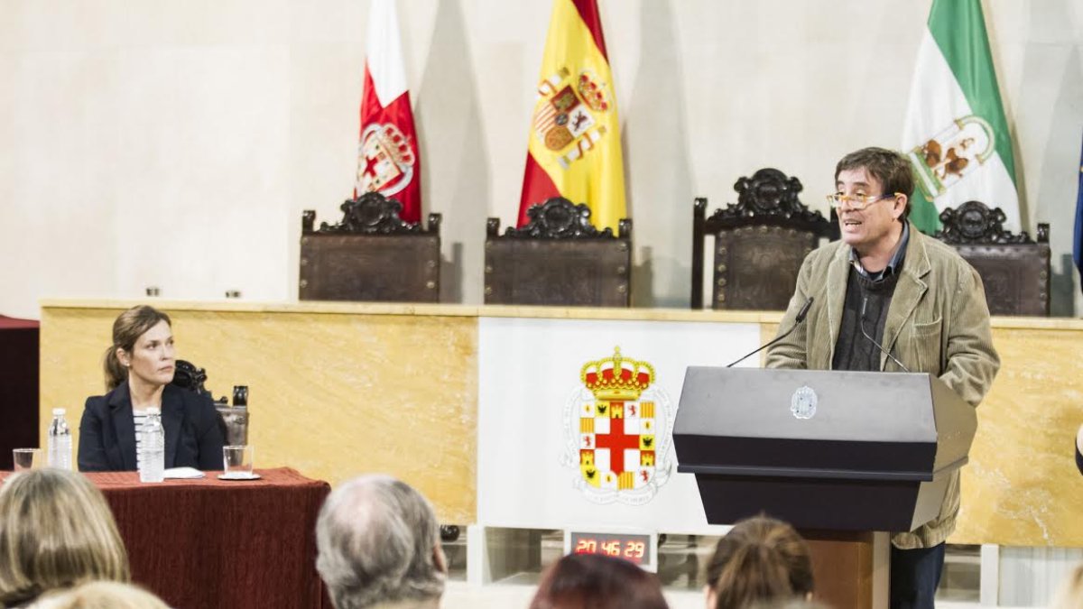 Luis García Montero pronuncia su pregón ante un salón de plenos del Ayuntamiento lleno.