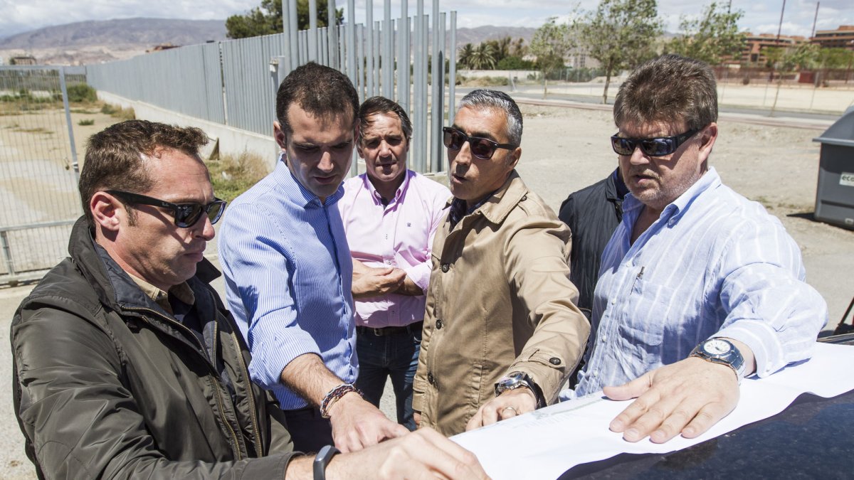 El alcalde visitó los terrenos del campo.