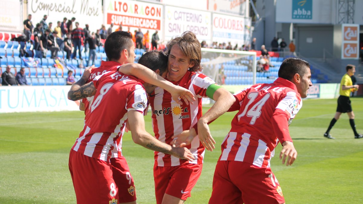 Aleix celebrando su gol en Huesca con Corona, Charles y Falque.