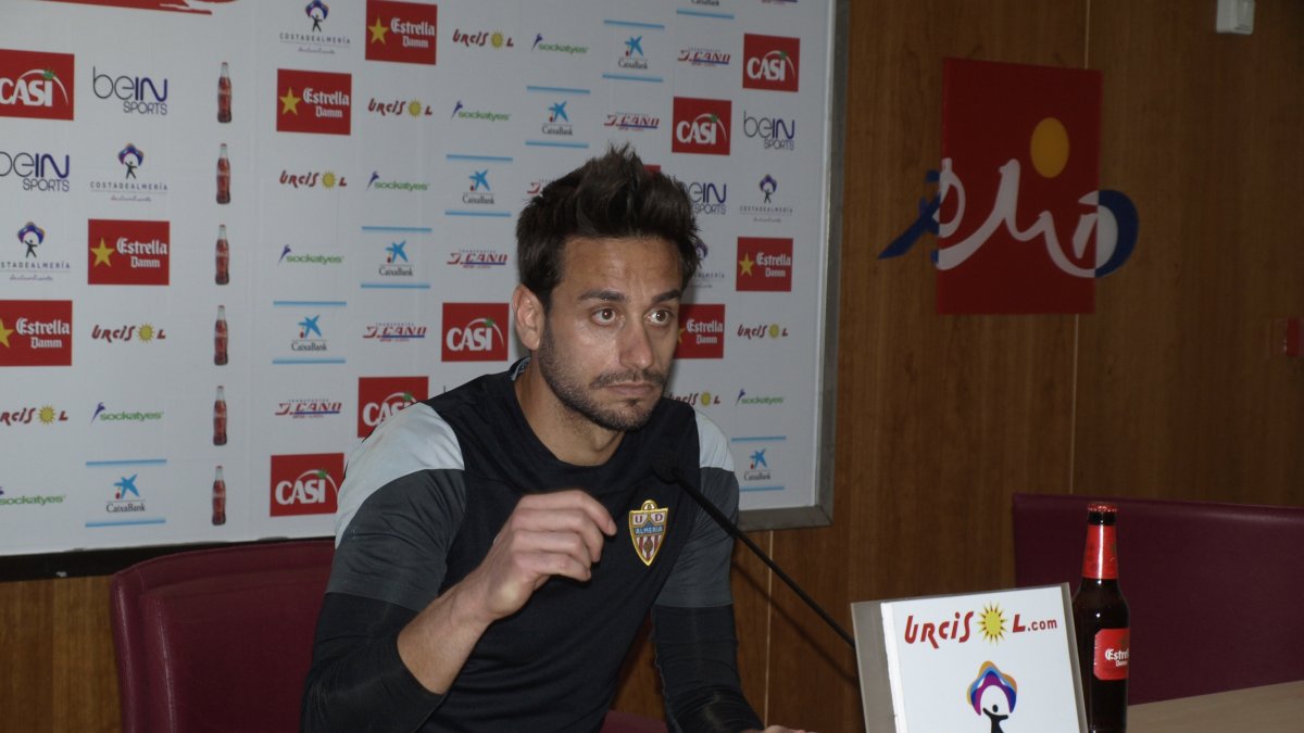 Casto en rueda de prensa posterior al entrenamiento.