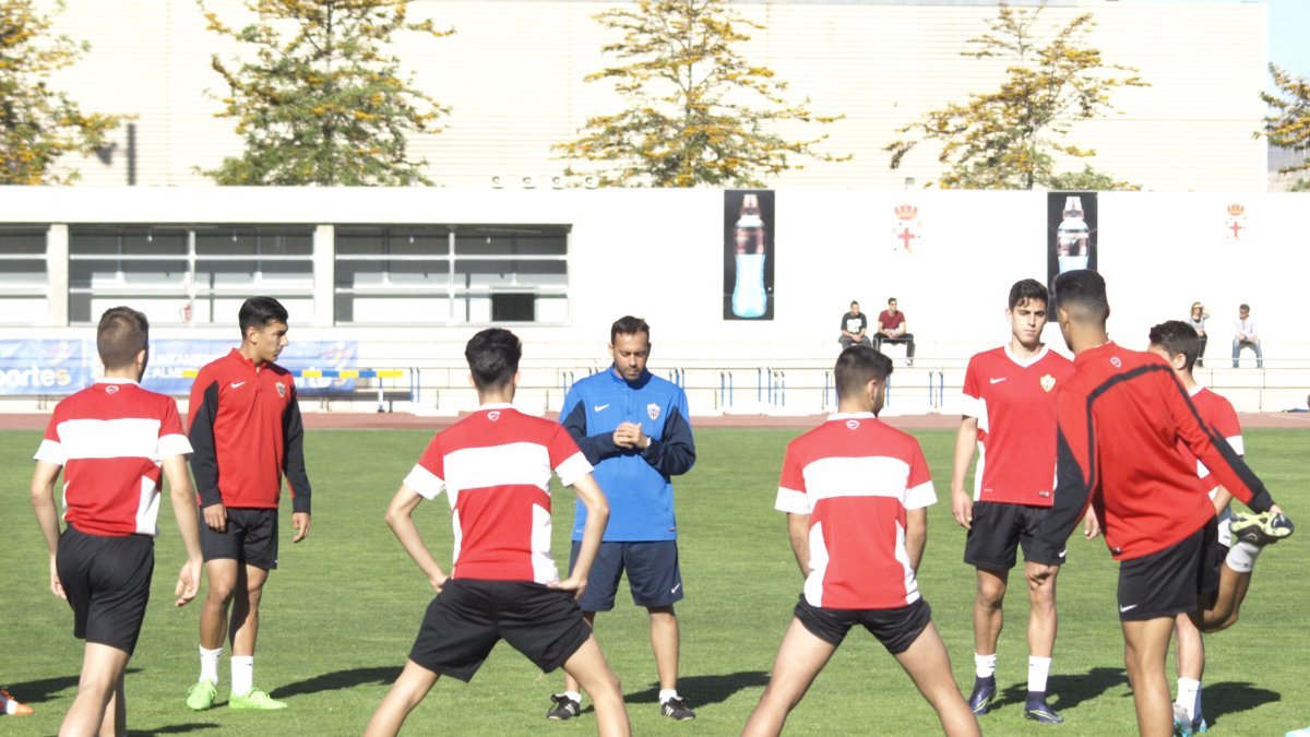 Fran Fernández hablando con sus jugadores.