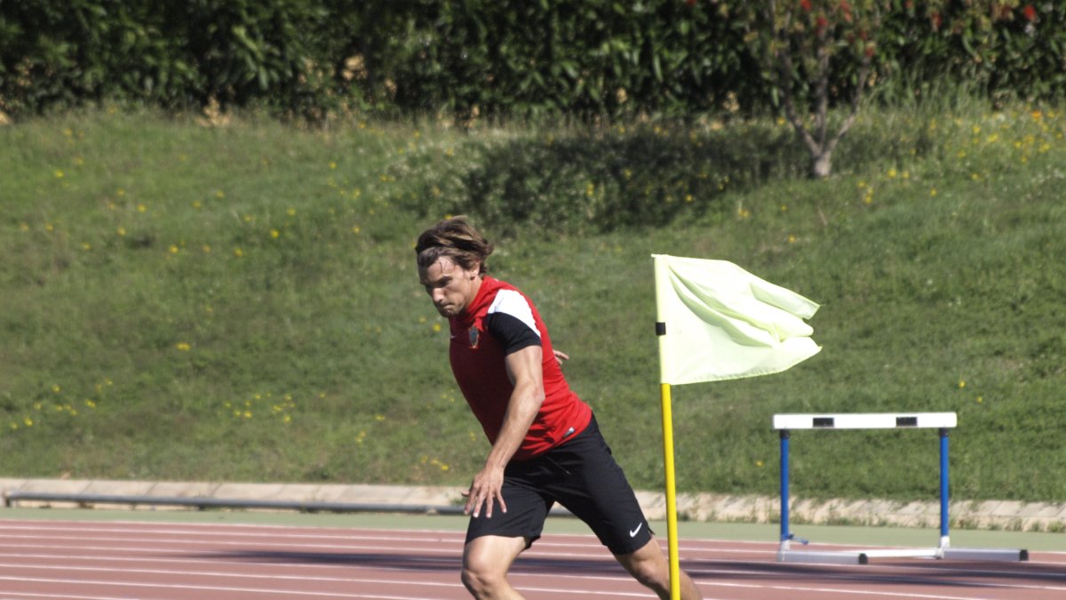 Sebastián Dubarbier lanzando desde la esquina.