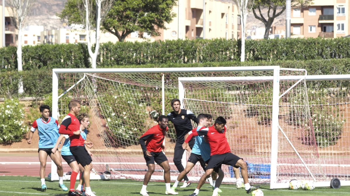 Juan Ramírez aguantando el balón en el área.