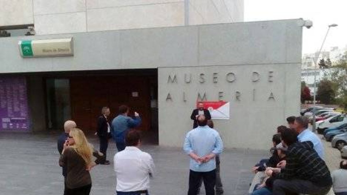 La Asociación a las puertas del Museo.