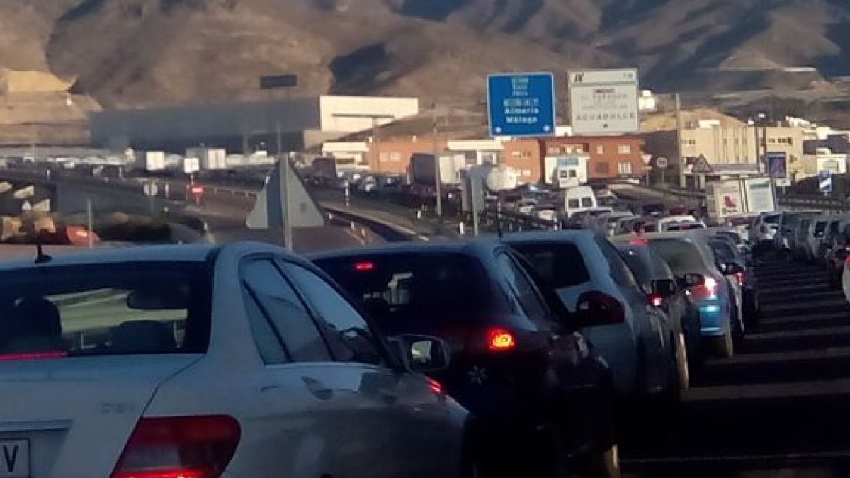 Clásico atasco en la salida de la capital.