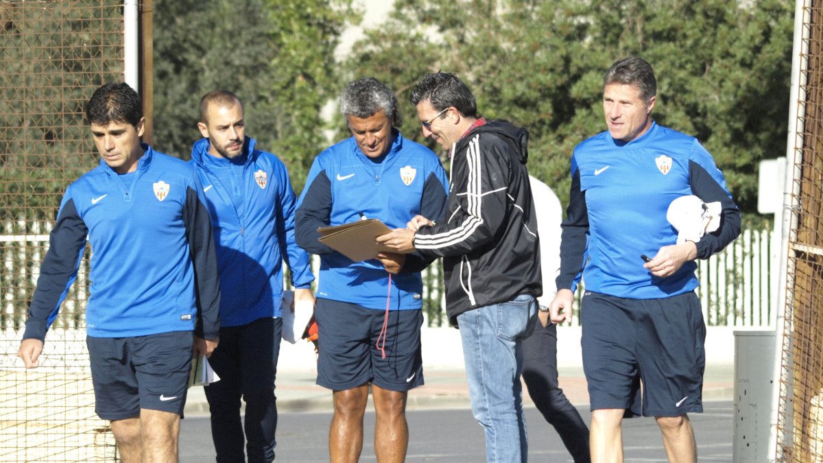 Desde el primer día que llegó al Almería Pipo Goro le da vueltas a lo mismo sin solución.