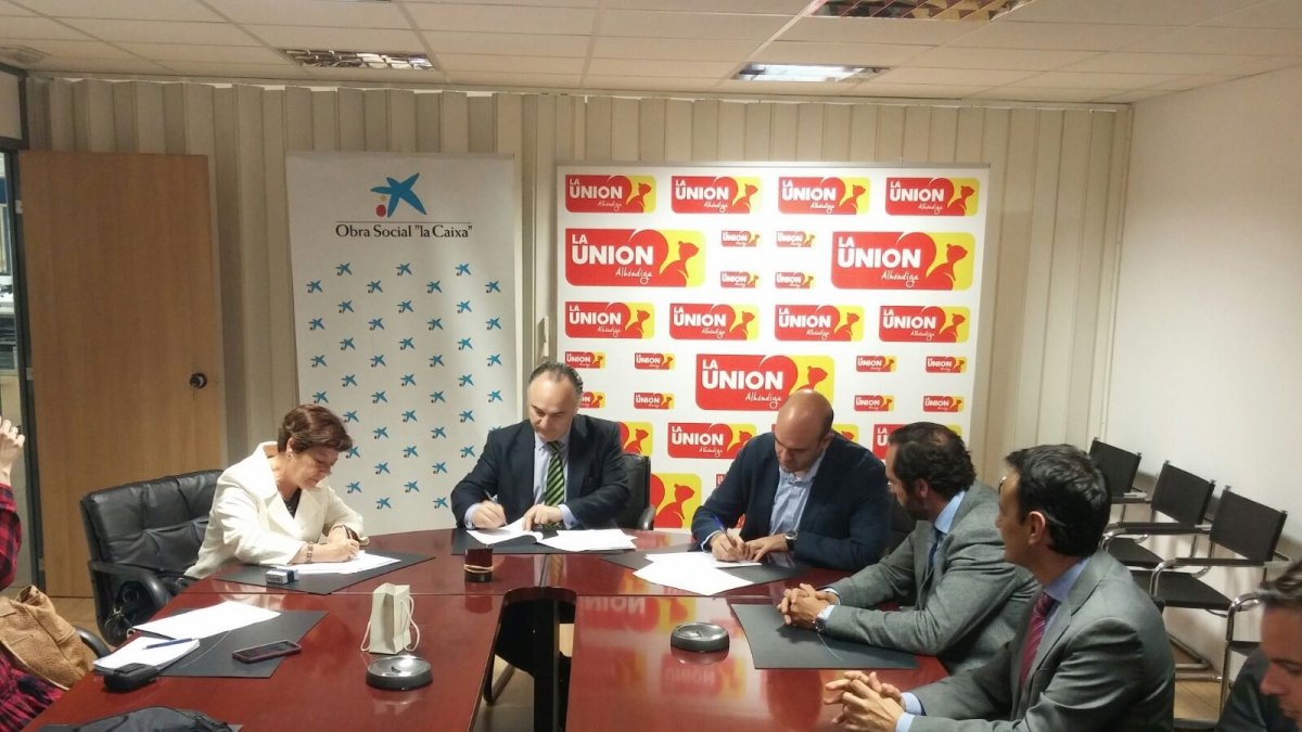 Imagen de la firma del acuerdo