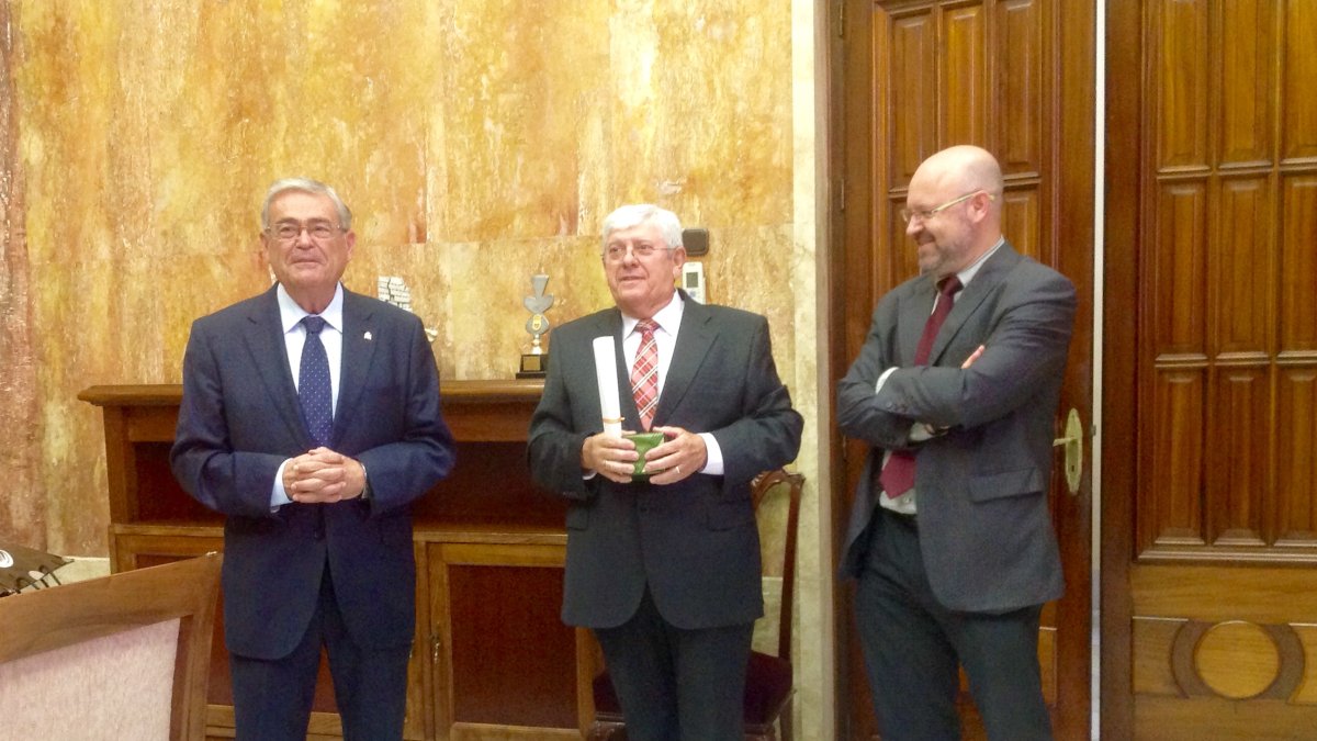 Andrés García Lorca, subdelegado del Gobierno, entrega una placa a Manuel Jiménez Aguilar, por su jubilación.