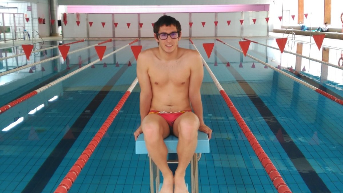 El nadador preparado para la sesión de entrenamiento.