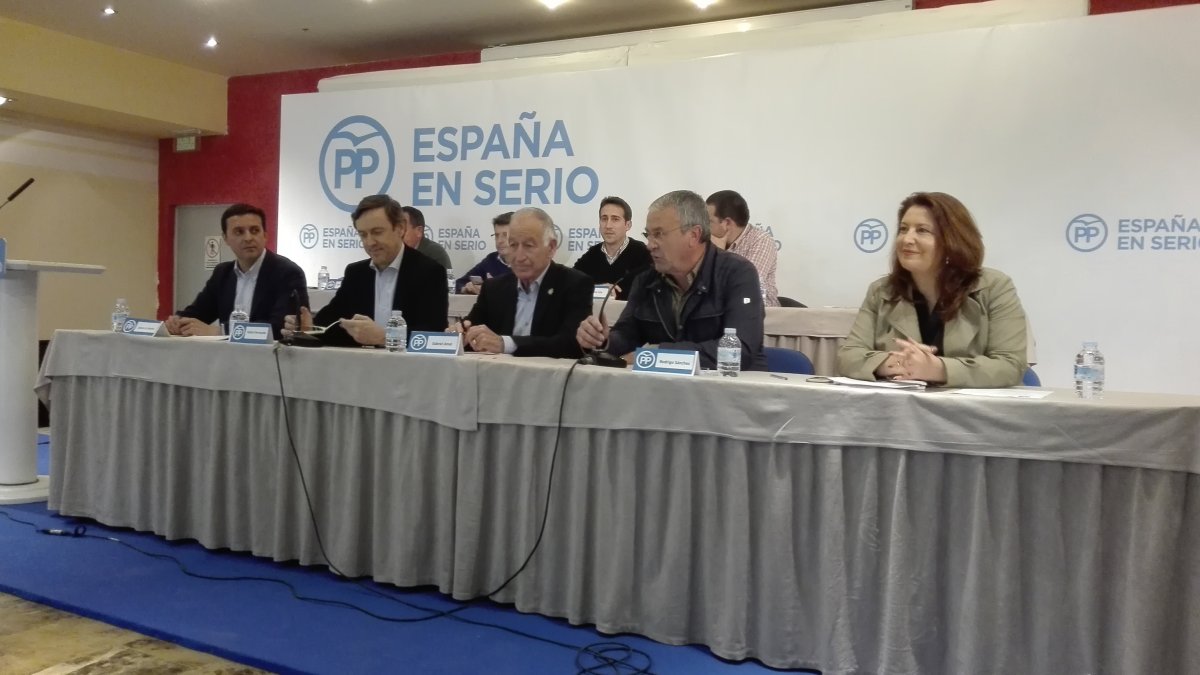 Reunión ayer del PP en Fines.