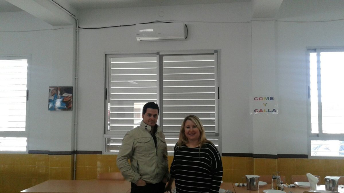 El secretario del colegio con la concejala de Educación.