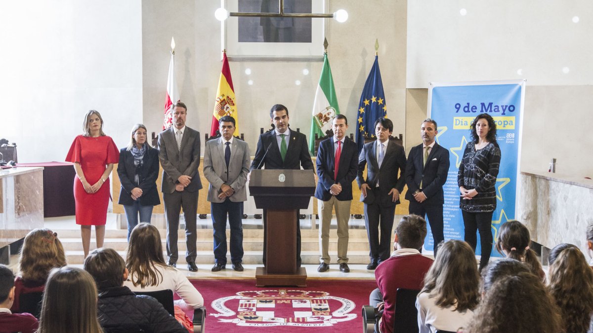 El alcalde y parte de la corporación reciben a cónsules de Europa en el Ayuntamiento.
