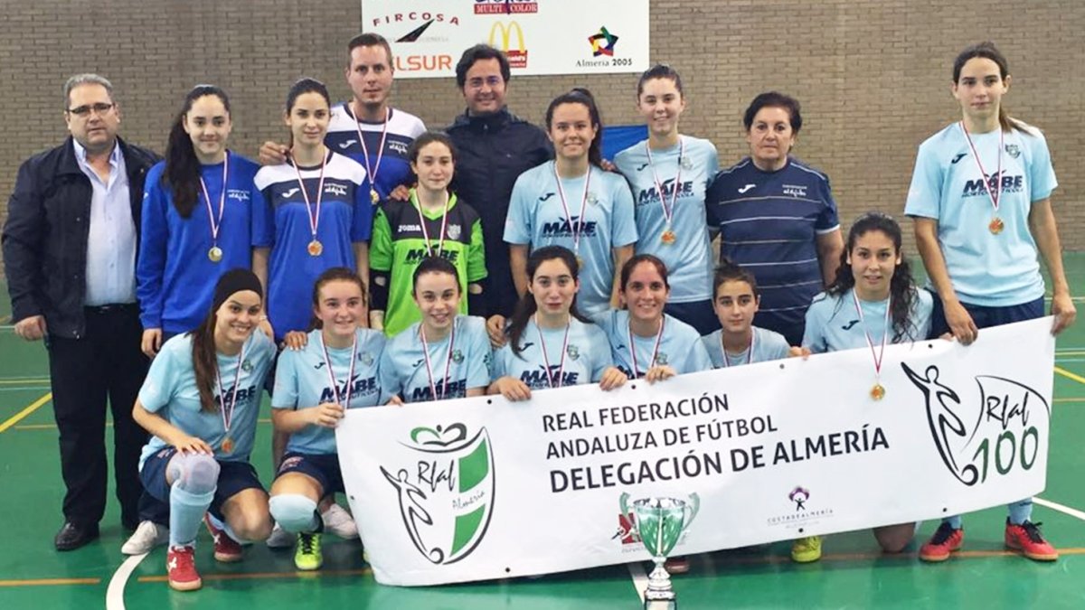 Las campeonas con su alcalde Francisco Góngora.