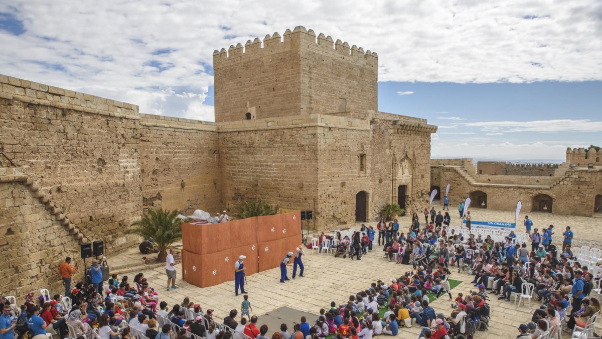 Las risas de pequeños y mayores llenaron el Patio de las Armas, el sábado.