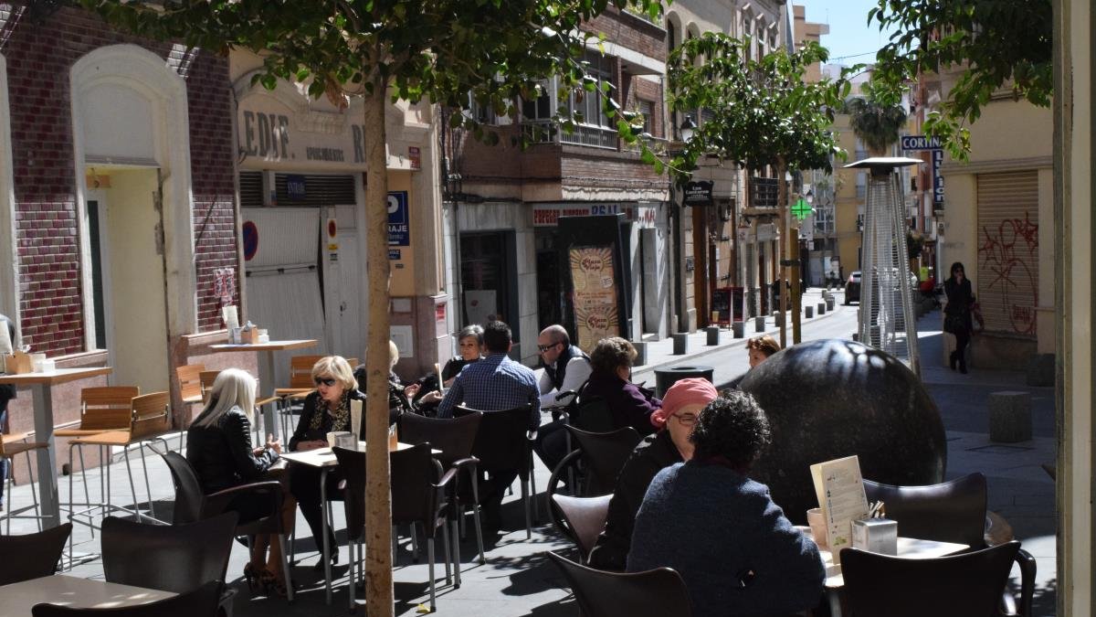 Imagen de una terraza ubicada en la capital almeriense.