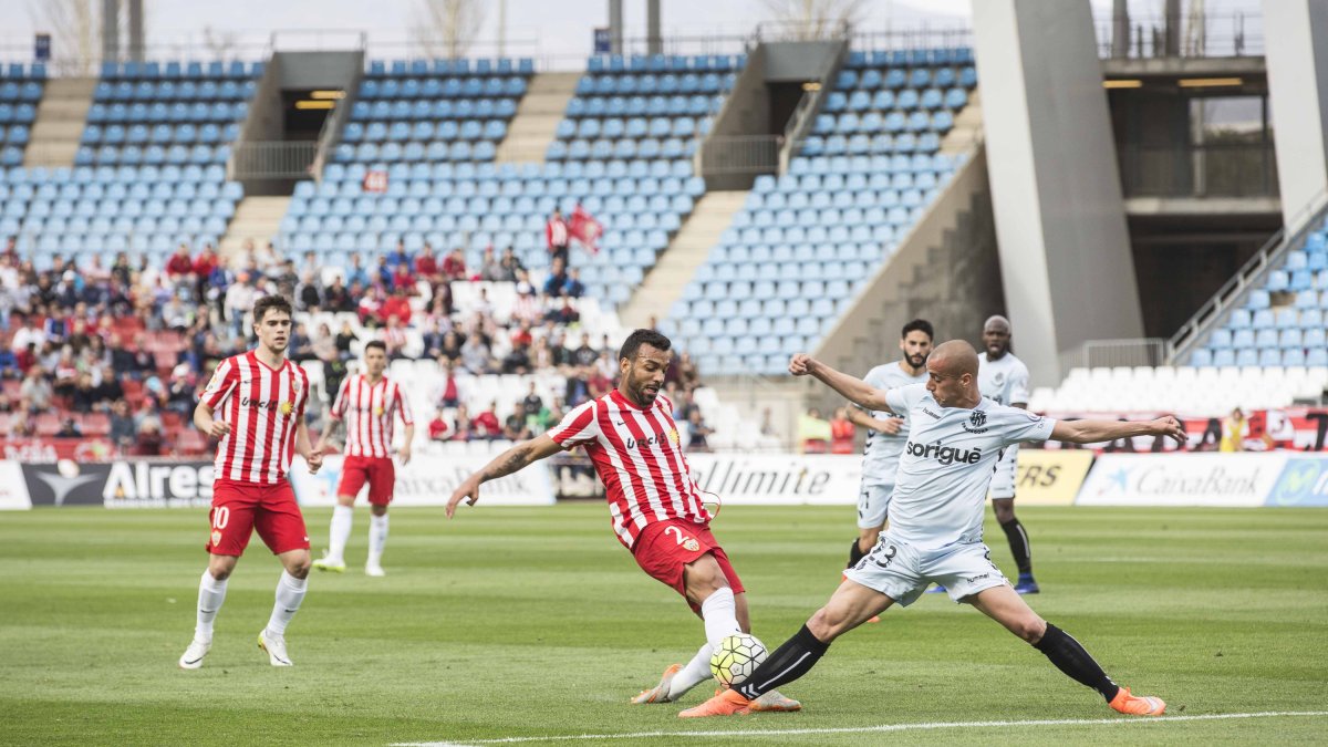 Michel en una jugada con Tejera.