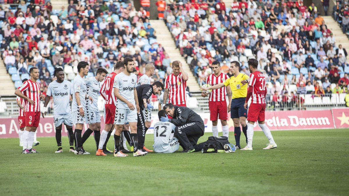 El árbitro con Fran Vélez y Adri.