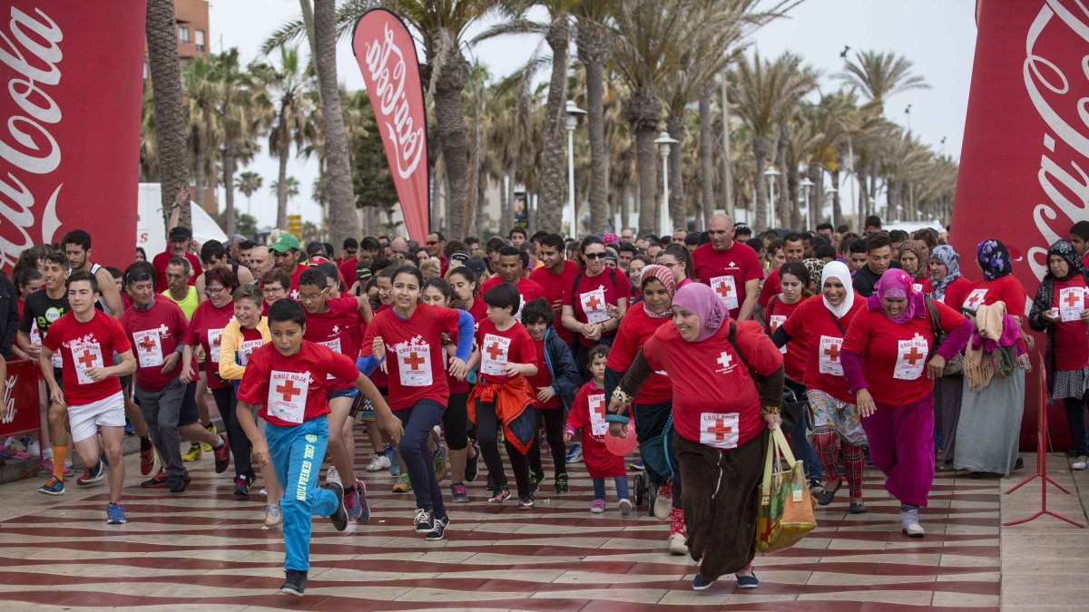 Salida de la Carrera Popular de Cruz Roja en El Palmeral del Paseo Marítimo.