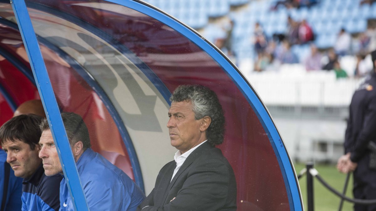 Pipo Goro no lo veía claro desde el banquillo.