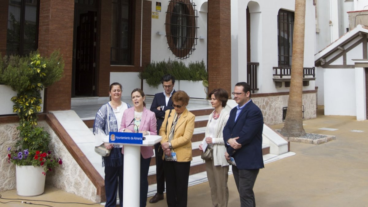 Recepción realizada frente a las puertas del museo.