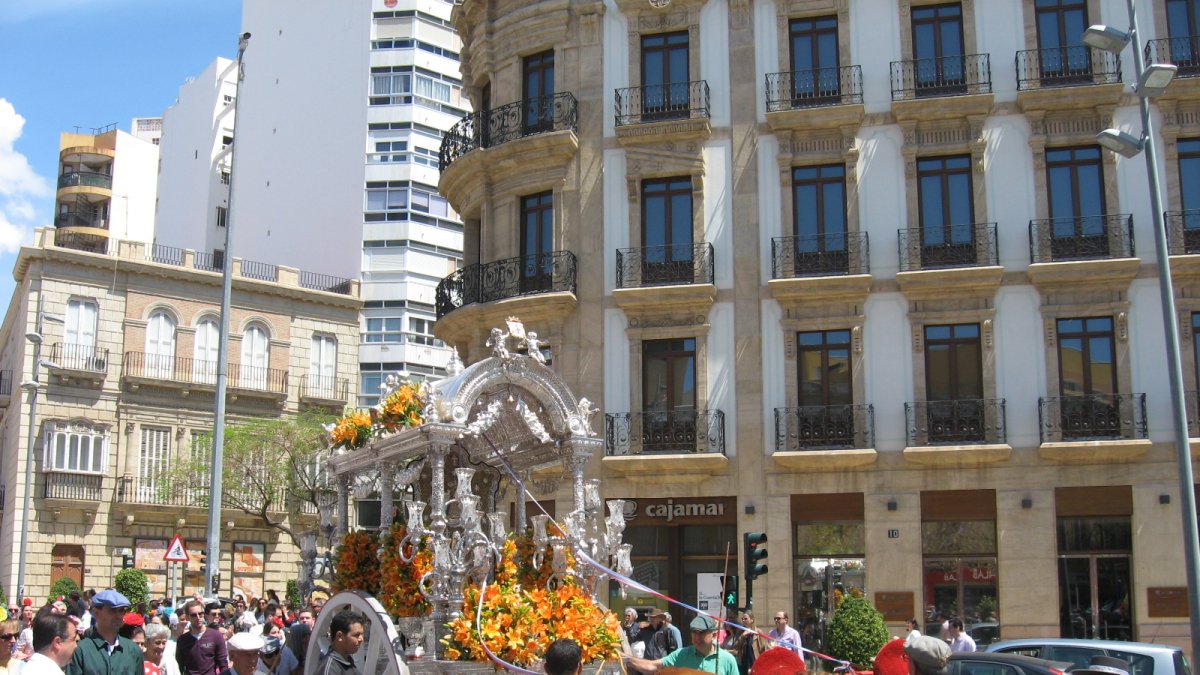 Tras la parada en la iglesia de Santiago para cantar y realizar una ofrenda floral a la Soledad, la comitiva continuó  camino hacia el Paseo.