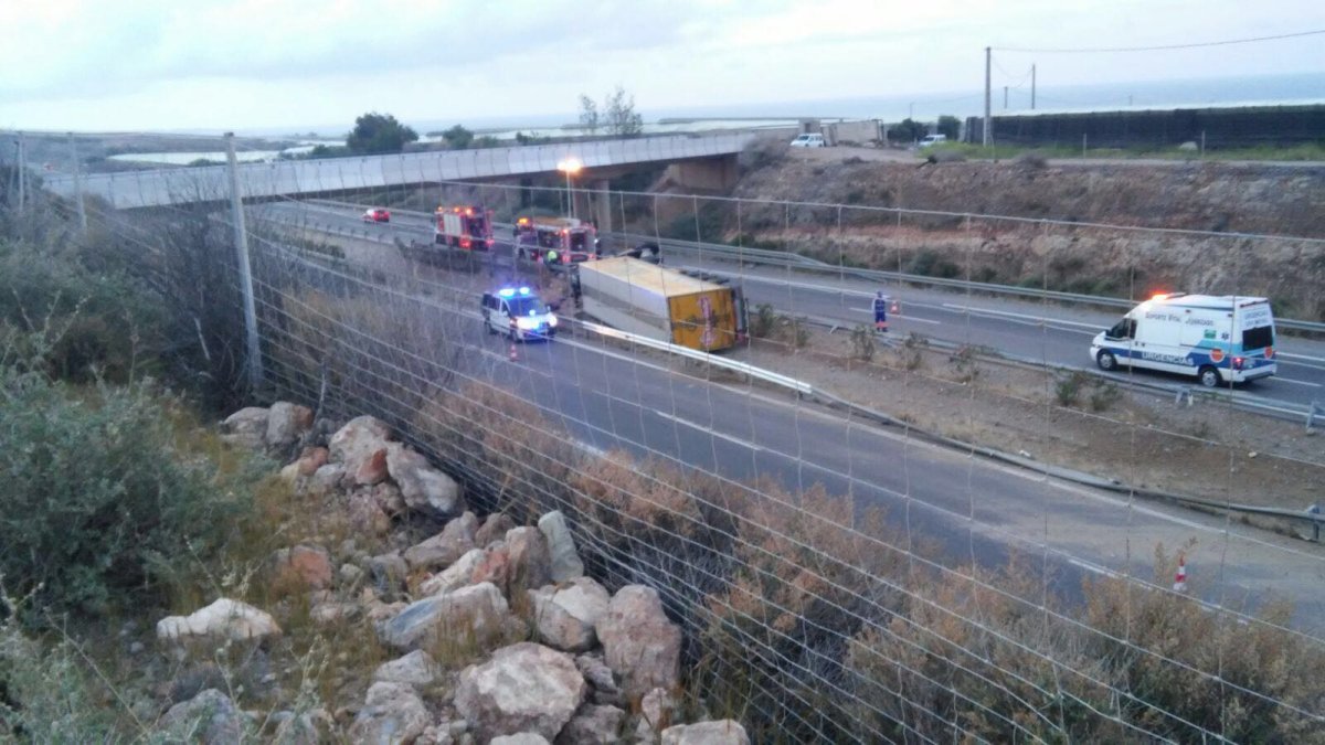 Imagen de archivo de un camión volcado en la A7.