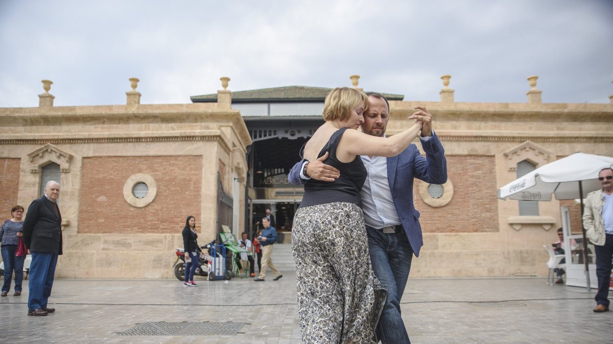 Exhibición de tango este mediodía frente al Mercado Central.