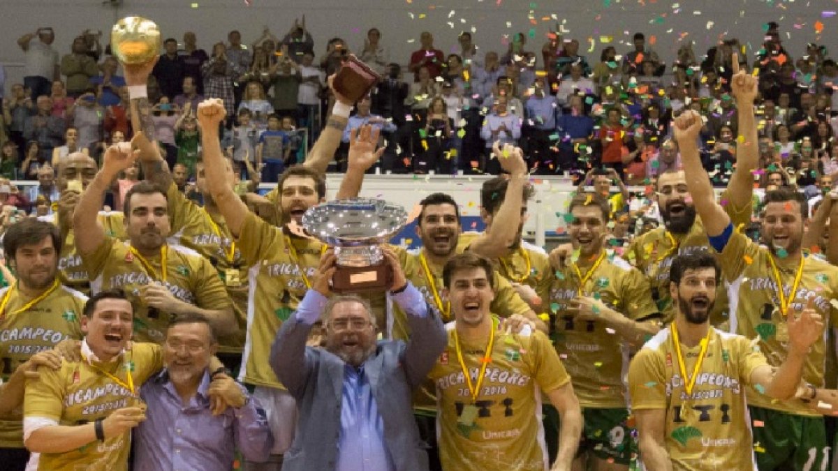 Sedeño, levantando la Copa de la Superliga.