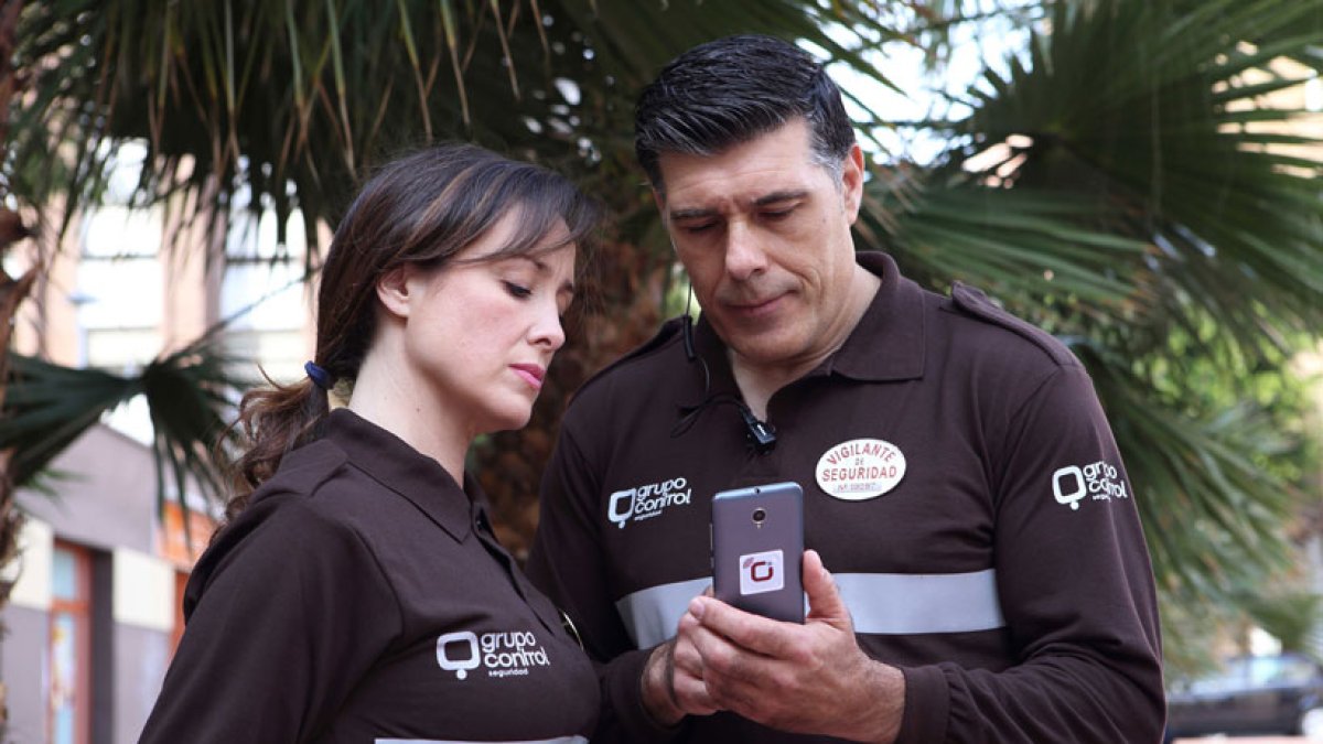 Dos vigilantes de Grupo Control utilizando la aplicación ControlApp. Belén Beltrán