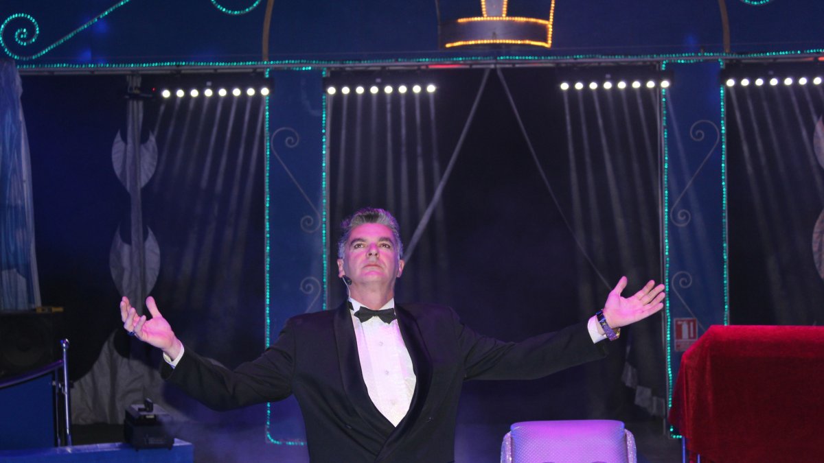 Óscar Romero, gerente del Gran Circo Alaska, actuando de maestro de ceremonias.