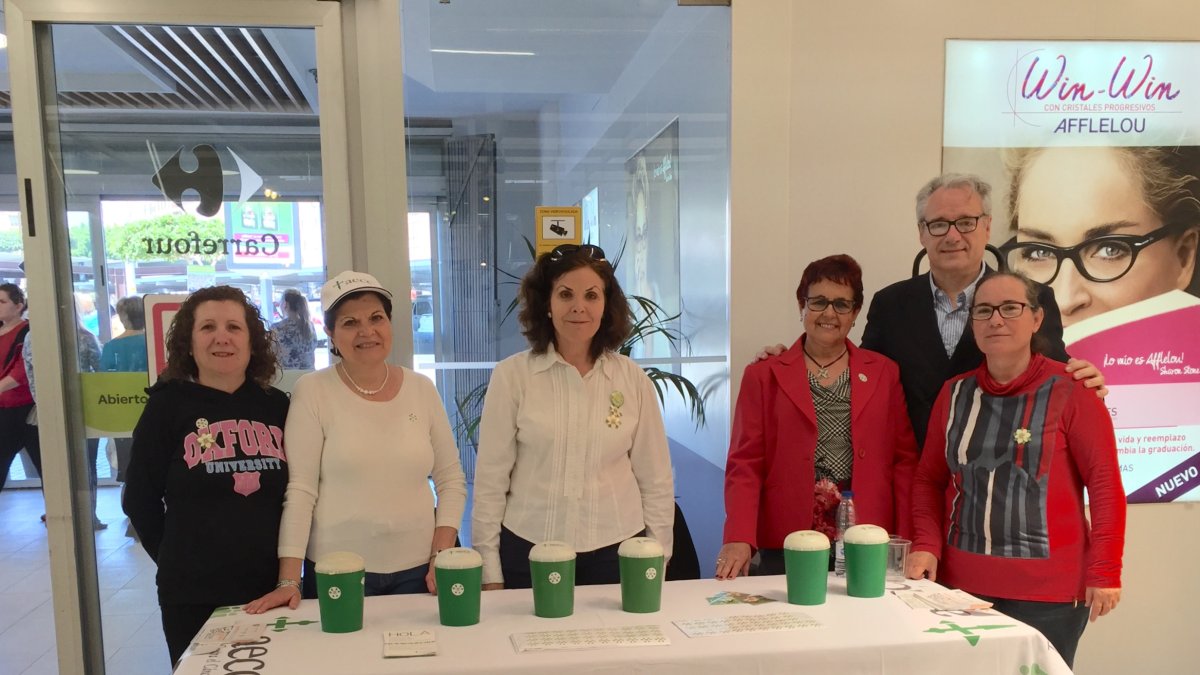 Usuarios y voluntarios de la AECC en una de las 40 mesas instaladas en Almería.