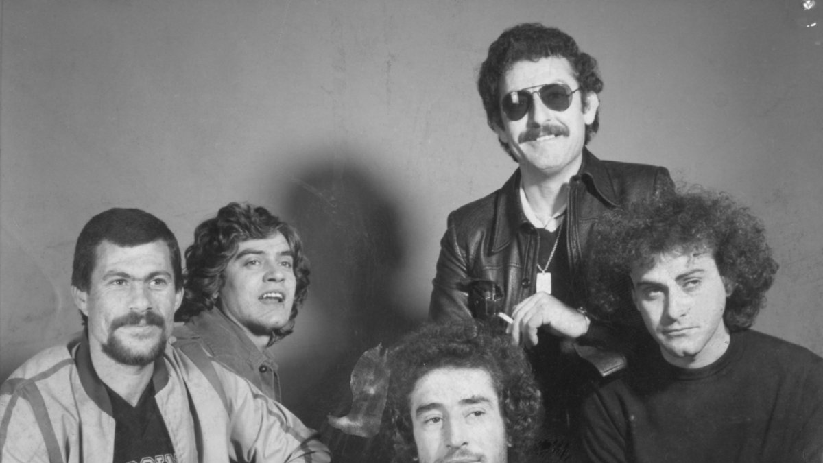 Miguel ángel Molina (a la derecha con pelo rizado), colaboró con grupos locales antes de dar un giro definitivo hacia la música electrónica y hacia l