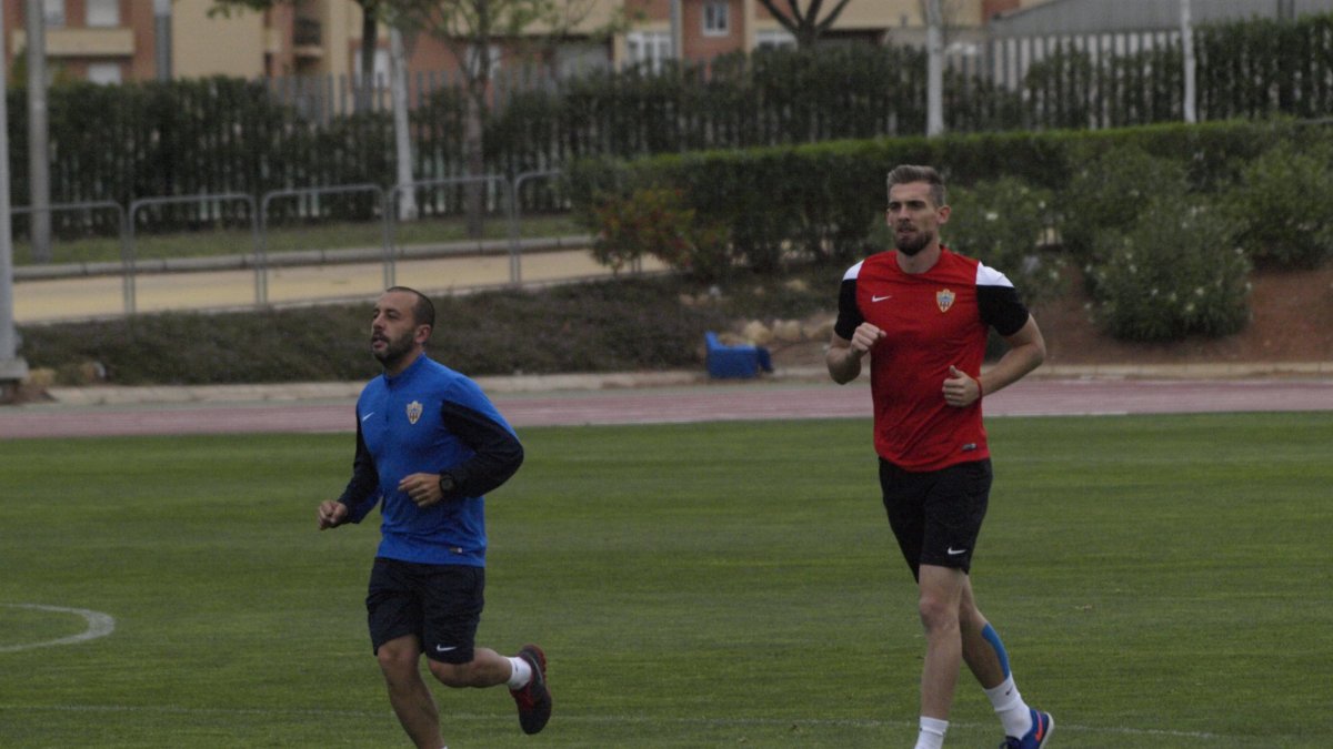 Esteban Saveljich corriendo con Jesús Roche.