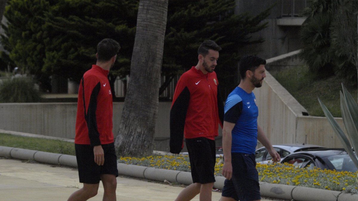 Iago Díaz, este jueves, marchándose a la sala médica con Goñi y Simón.