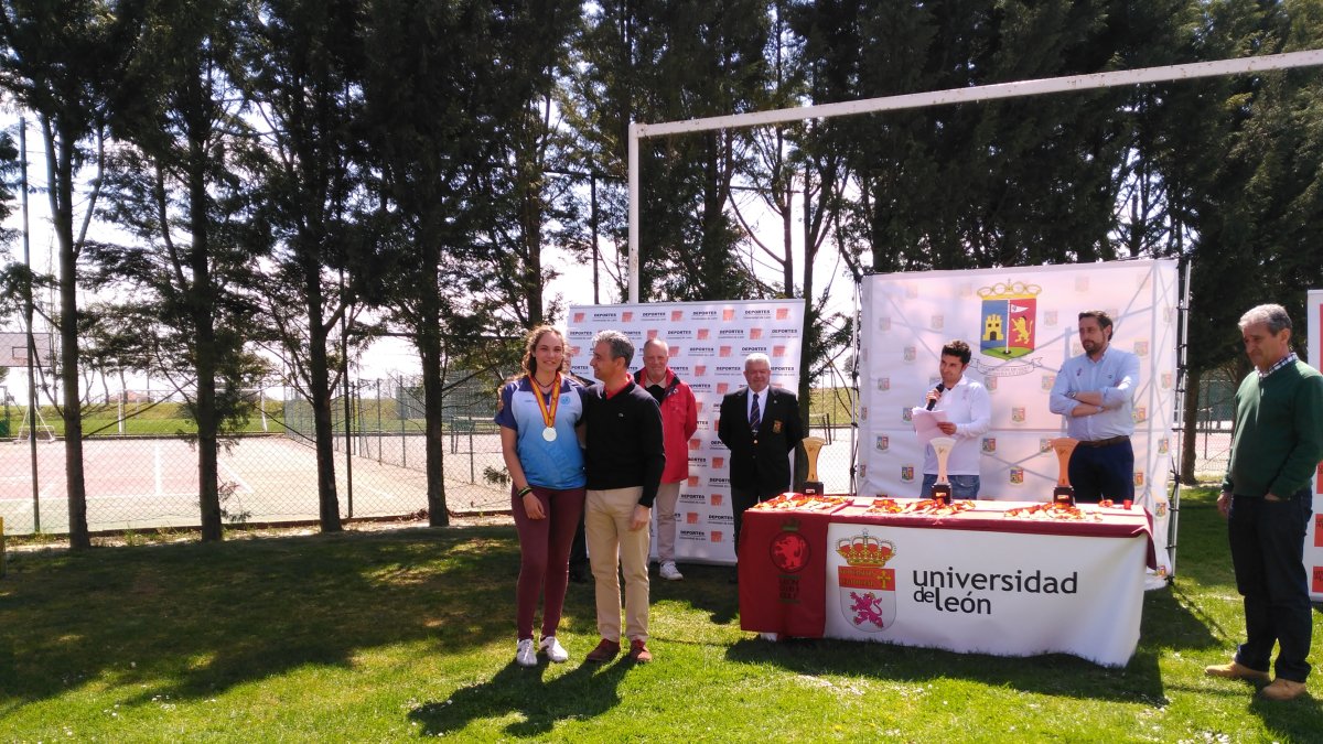 Laura Maldonado recibiendo su premio.