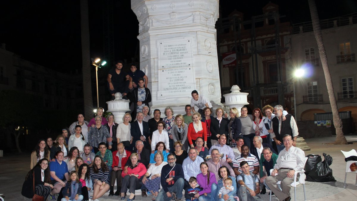 Los cofrades de las Hermandades del Amor, Caridad, Macarena, Nazarenos, Pasión y Prendimiento han sido los organizadores de la Cruz de Mayo de la Pla