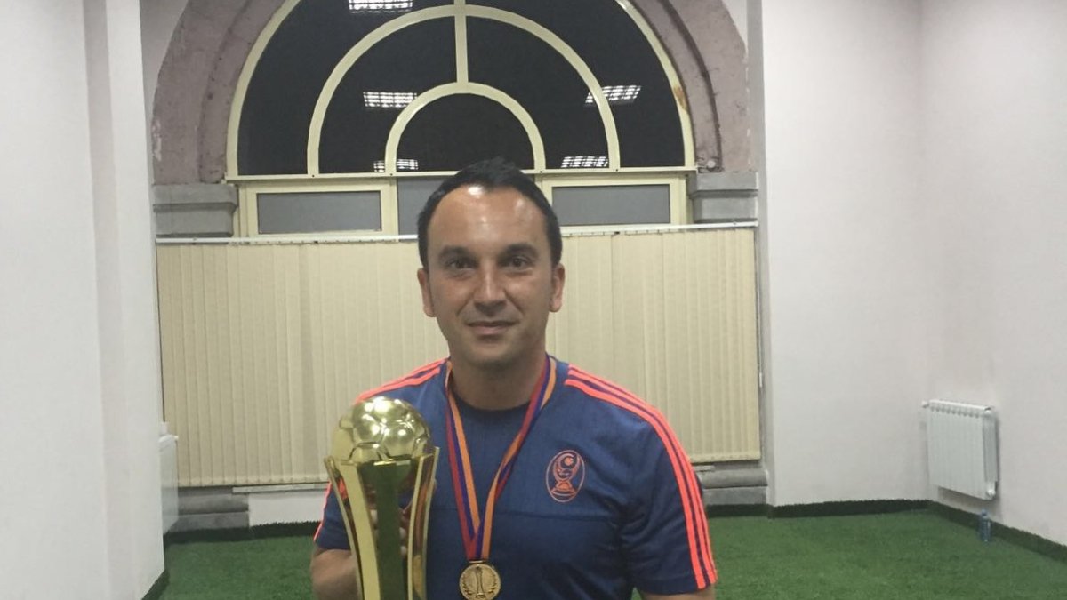 Maikel con la Copa de Armenia posando para LA VOZ.